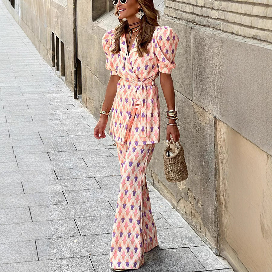 AVA | CONJUNTO ESTAMPADO COM BLAZER E CALÇAS À BOCA DE SINO